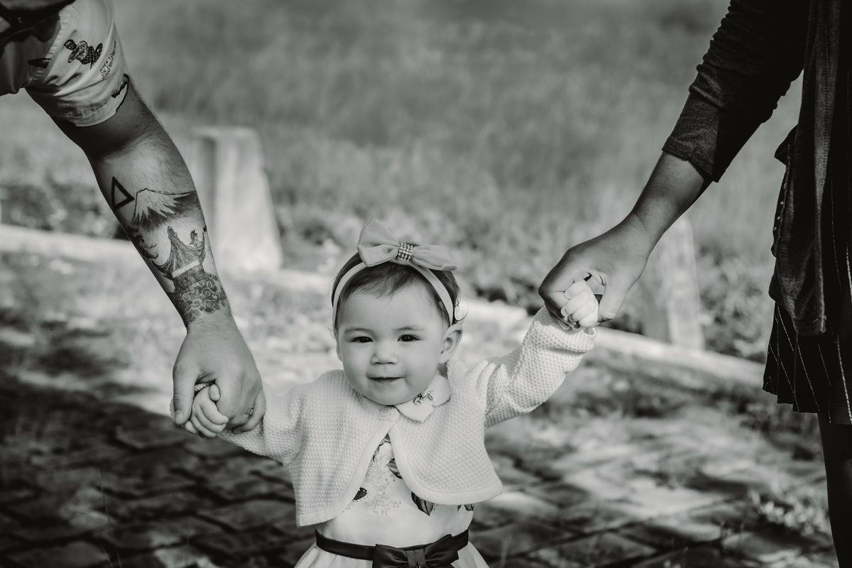 fotógrafo de família em são leopoldo fotografias de família fotos criativas de família no parque Instituto Estadual Parque do Trabalhador são leo rs dia ensolarado piquete menina pai mãe melhor fotógrafo de família foto preto e branco