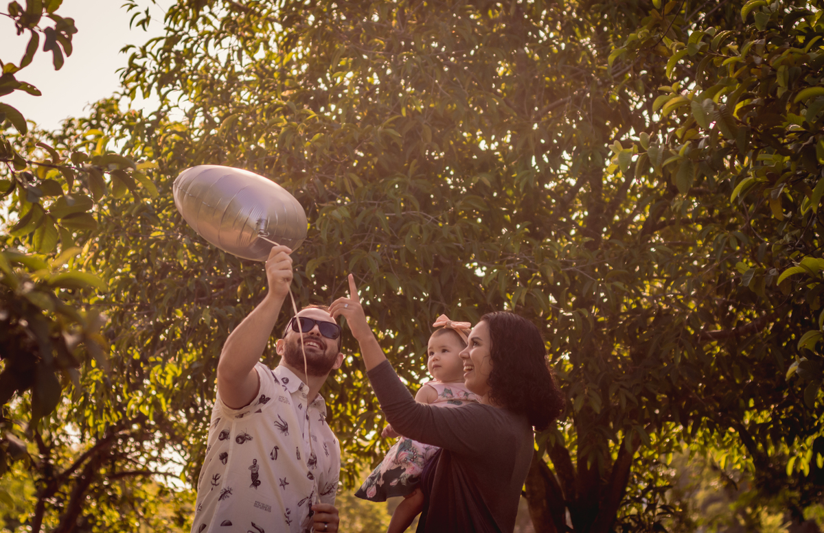 fotógrafo de família em são leopoldo fotografias de família fotos criativas de família no parque Instituto Estadual Parque do Trabalhador são leo rs dia ensolarado piquete menina pai mãe melhor fotógrafo de família balão de gás hélio