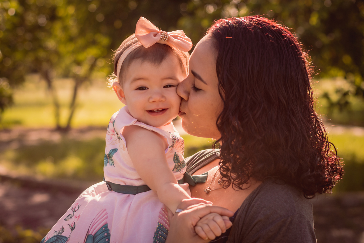 fotógrafo de família em são leopoldo fotografias de família fotos criativas de família no parque Instituto Estadual Parque do Trabalhador são leo rs dia ensolarado piquete menina pai mãe melhor fotógrafo de família beijo e amor de mãe