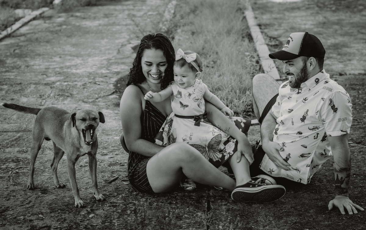 fotógrafo de família em são leopoldo fotografias de família fotos criativas de família no parque Instituto Estadual Parque do Trabalhador são leo rs dia ensolarado piquete menina pai mãe melhor fotógrafo de família cachorro bocejando