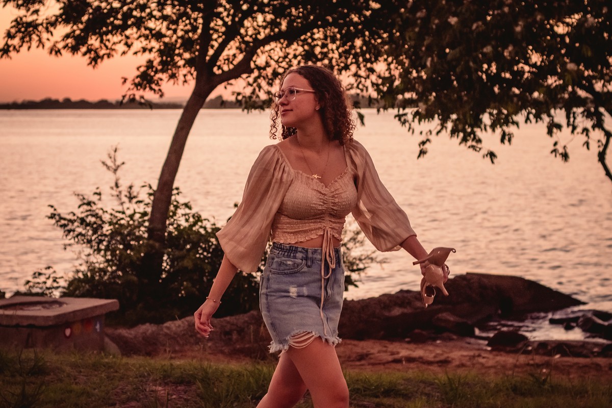 fotógrafo profissional de debutante em são leopoldo fotos de debutante fotografias criativas em porto alegre gasômetro cais mauá redenção ensaio externo diferente fotografias autorais mulher caminhando 