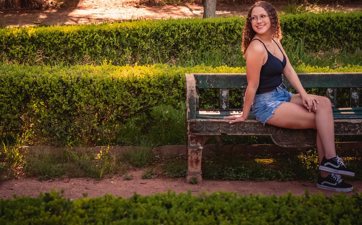 fotógrafo profissional de debutante em são leopoldo fotos de debutante fotografias criativas em porto alegre gasômetro cais mauá redenção ensaio externo diferente fotografias autorais foto no banco de parque