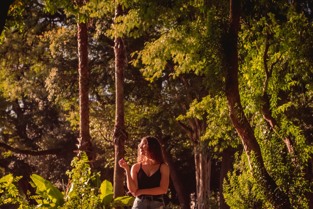 fotógrafo profissional de debutante em são leopoldo fotos de debutante fotografias criativas em porto alegre gasômetro cais mauá redenção ensaio externo diferente fotografias autorais caminho de árvores luz do sol