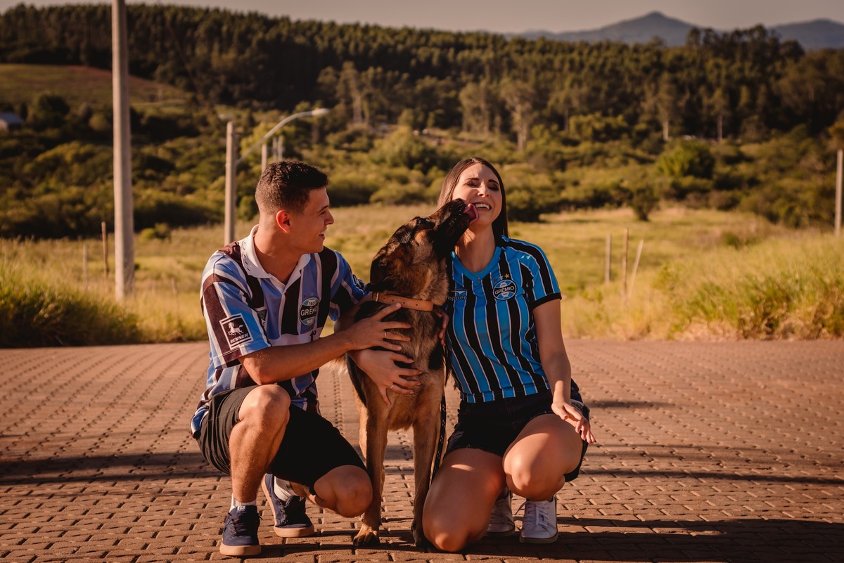 Book de Casal Fotógrafo de Casamento Profissional em São Leopoldo Pré Wedding fotos criativas com cachorros pets fotos de casal goldem shih tzu pastor alemão lambendo rosto de dona mãe
