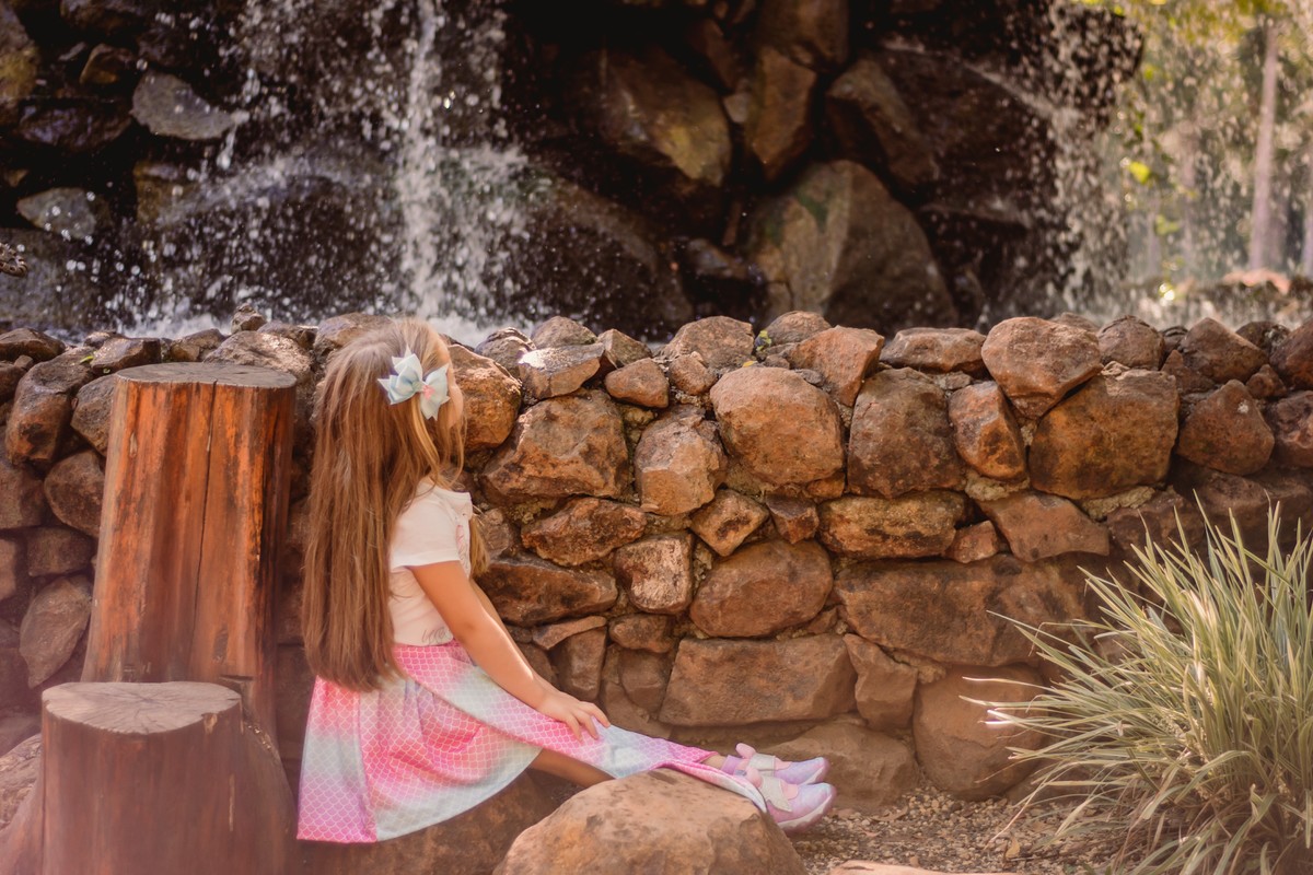 fotografo de familia em são leopoldo fotógrafo profissional de família fotos criativas pai mae filha menina sereia fonte