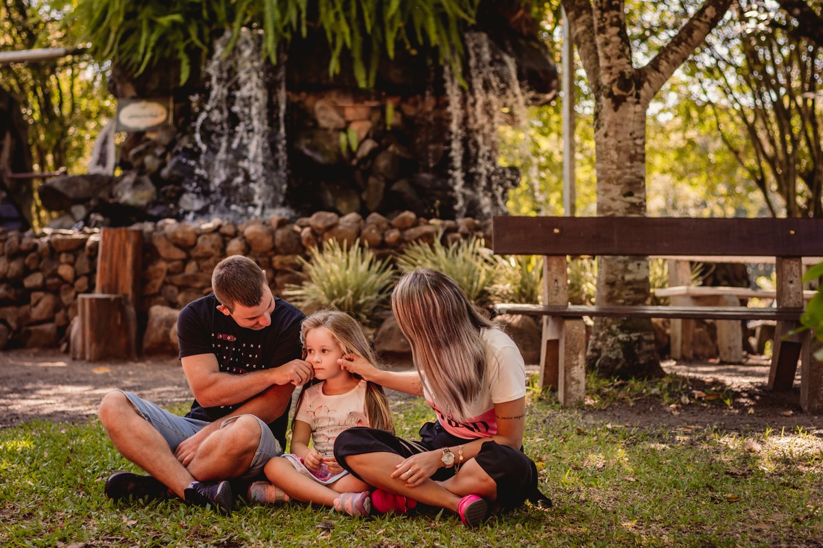 fotografo de familia em são leopoldo fotógrafo profissional de família fotos criativas pai mae filha pega na bochecha