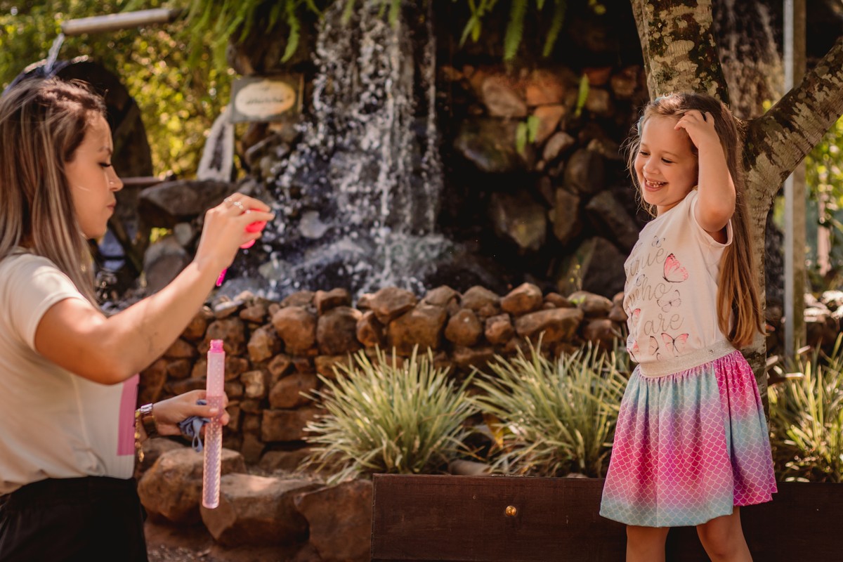 bolhas fotografo de familia em são leopoldo fotógrafo profissional de família fotos criativas pai mae filha