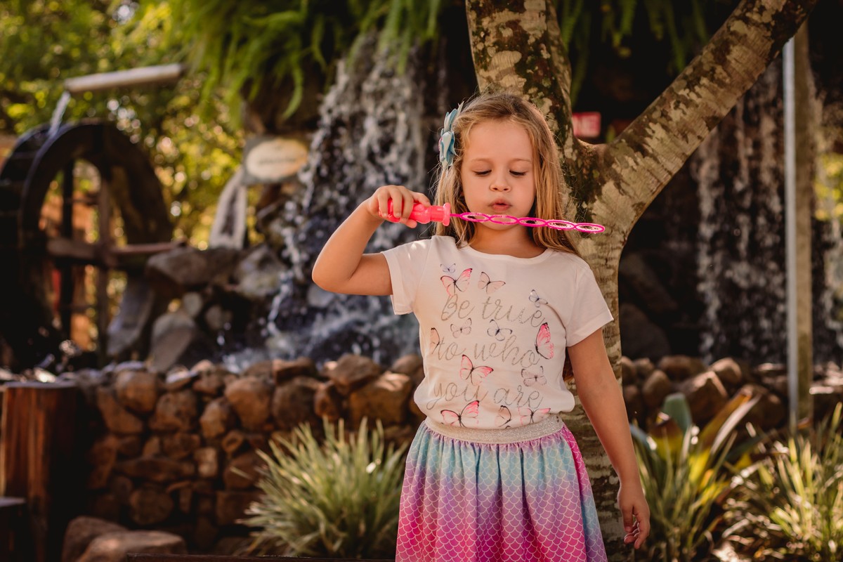 fotografo de familia em são leopoldo fotógrafo profissional de família fotos criativas pai mae filha fazendo bolhas
