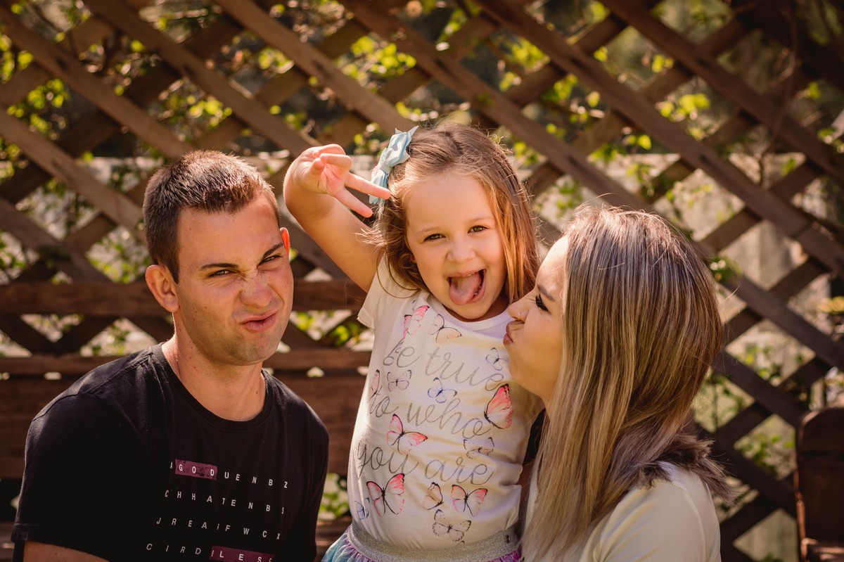 fotografo de familia em são leopoldo fotógrafo profissional de família fotos criativas pai mae filha careta em família