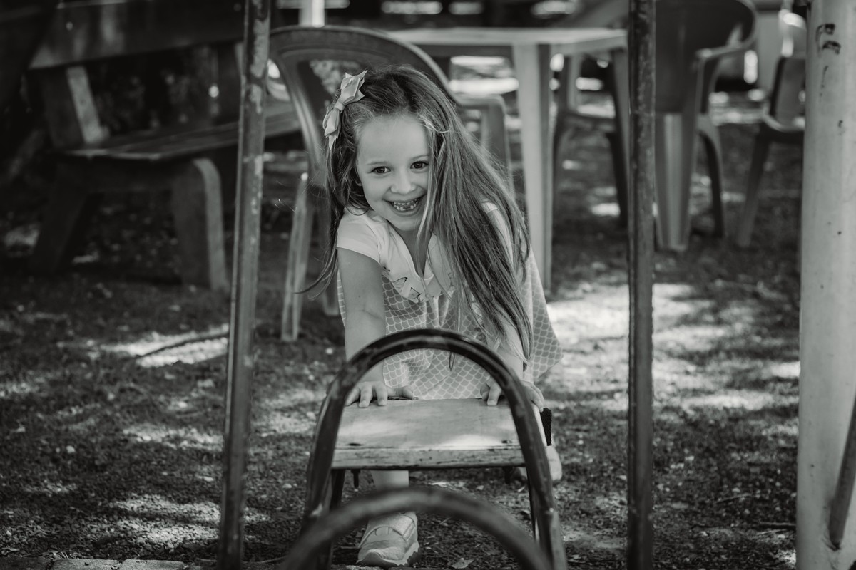 fotografo de familia em são leopoldo fotógrafo profissional de família fotos criativas pai mae filha menina brincando no vai e vem