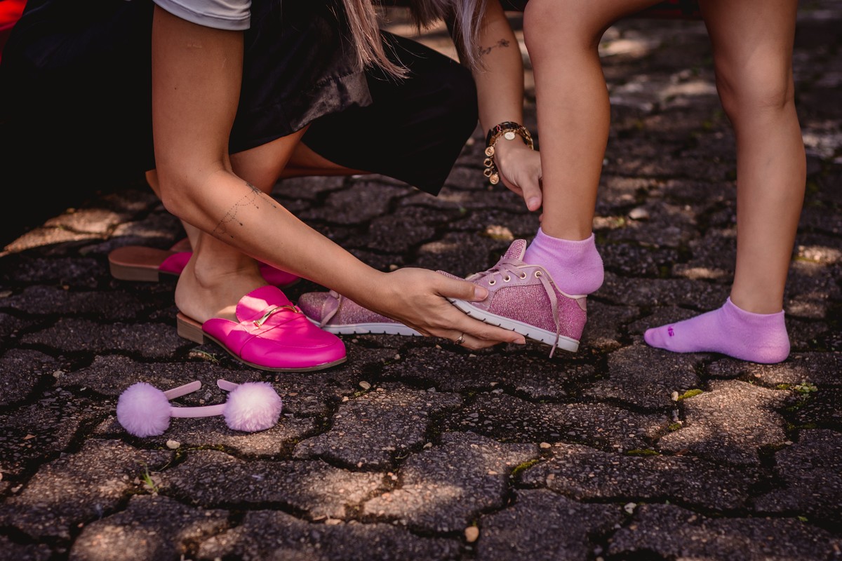 fotografo de familia em são leopoldo fotógrafo profissional de família fotos criativas pai mae filha hora da troca de sapato