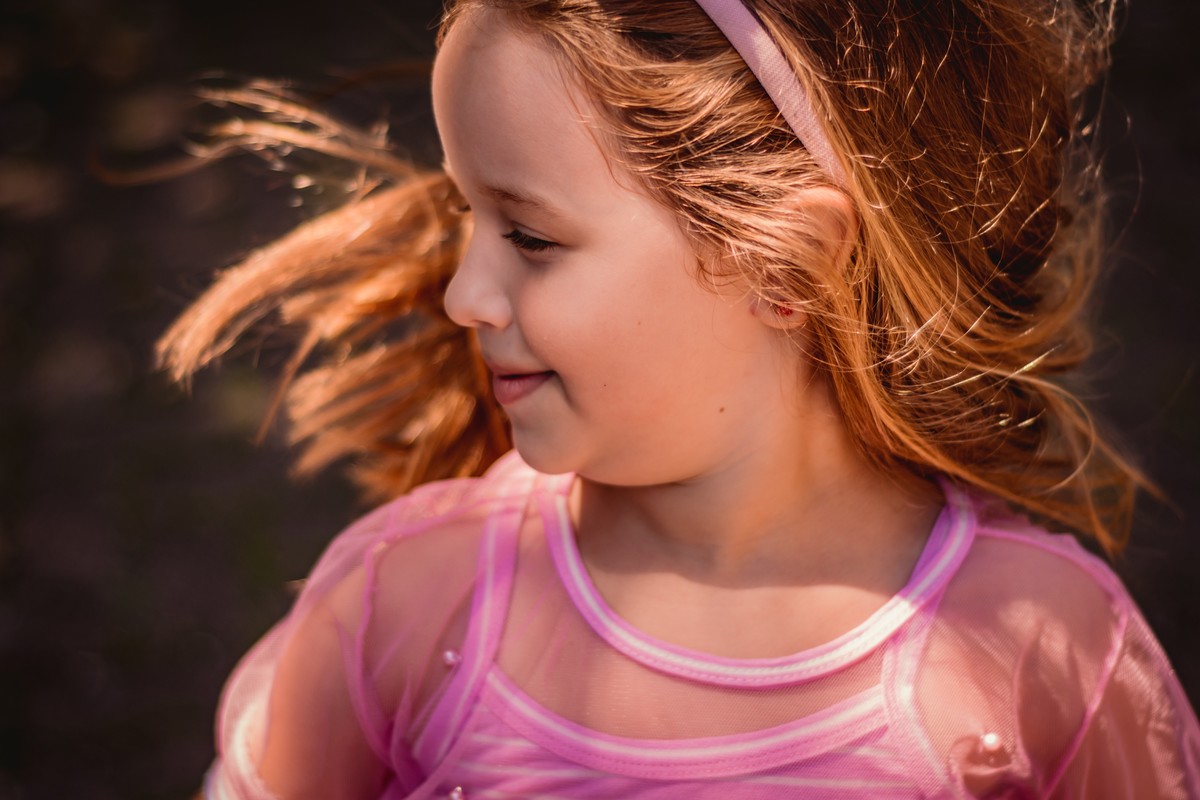 fotografo de familia em são leopoldo fotógrafo profissional de família fotos criativas pai mae filha menina balançando o cabelo