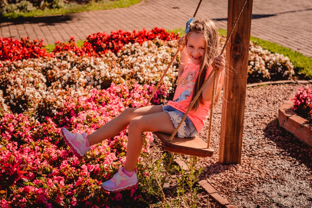 fotografo de familia em são leopoldo fotógrafo profissional de família fotos criativas pai mae filha menina andando de balanço