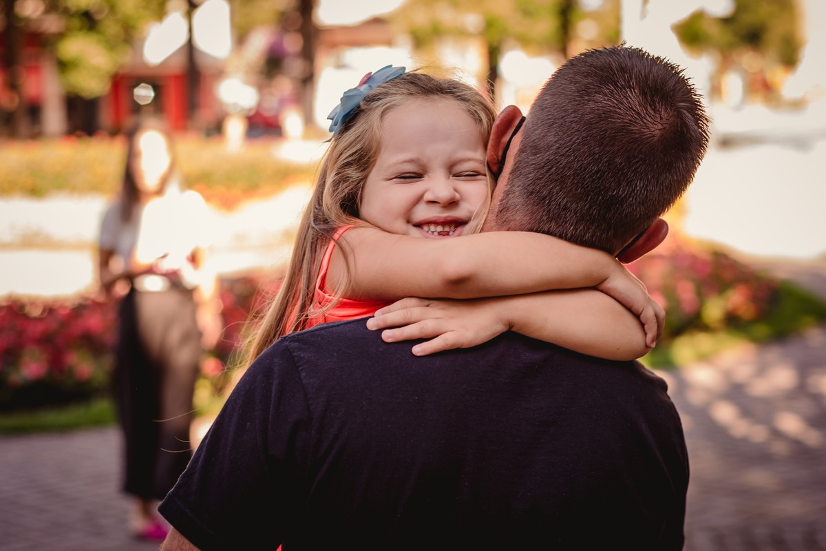 fotografo de familia em são leopoldo fotógrafo profissional de família fotos criativas pai mae filha abraço no padrasto 
