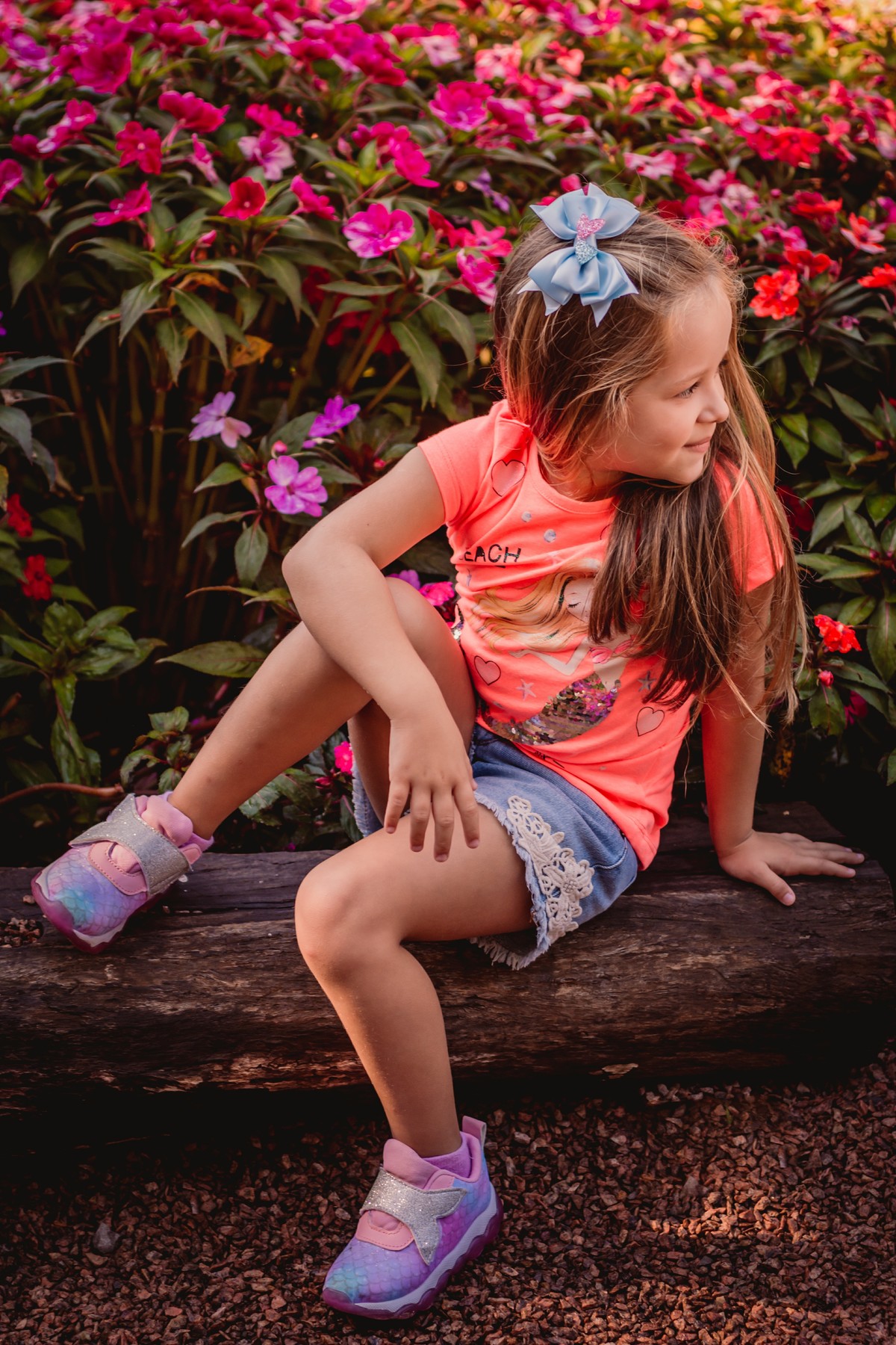 fotografo de familia em são leopoldo fotógrafo profissional de família fotos criativas pai mae filha menina olhando pro lado em cima de um tronco de árvore