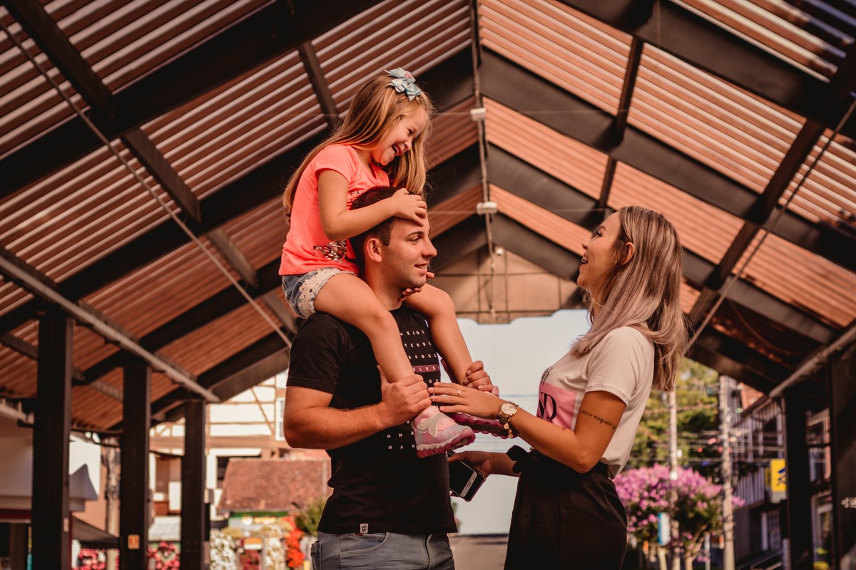 fotografo de familia em são leopoldo fotógrafo profissional de família fotos criativas pai mae filha menina na cacunda fotografia em família