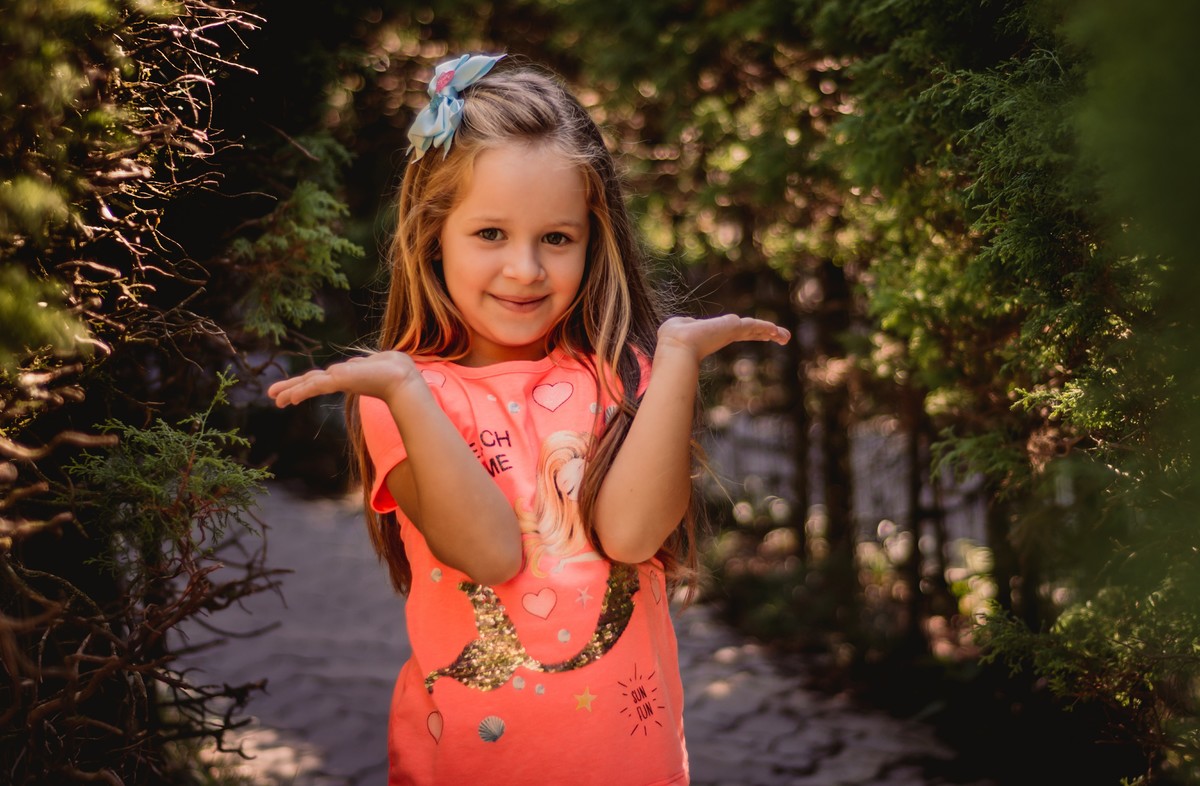 fotografo de familia em são leopoldo fotógrafo profissional de família fotos criativas pai mae filha menina não sabe o caminho do labirinto