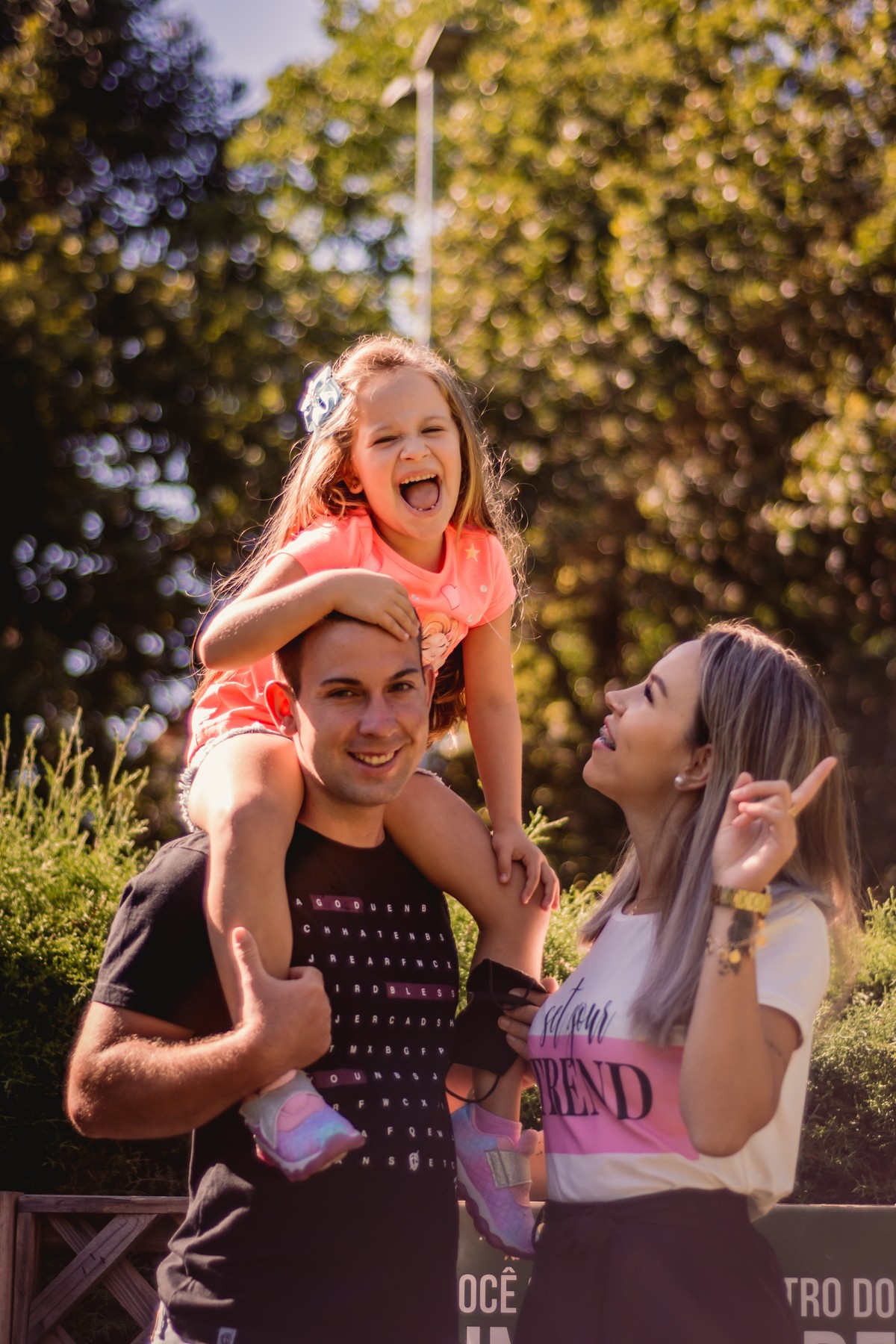 fotografo de familia em são leopoldo fotógrafo profissional de família fotos criativas pai mae filha chegou no centro do labirinto