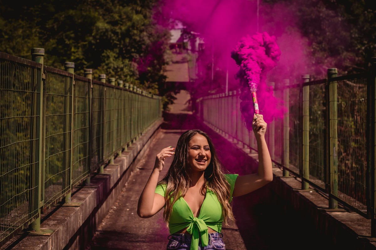 fotografia profissional de debutante na cidade de dois irmaos rs fotógrafo profissional em sao leo sao leopoldo vale dos sinos 15 anos fotos urbanas na rua fumaça rosa na ponte passarela