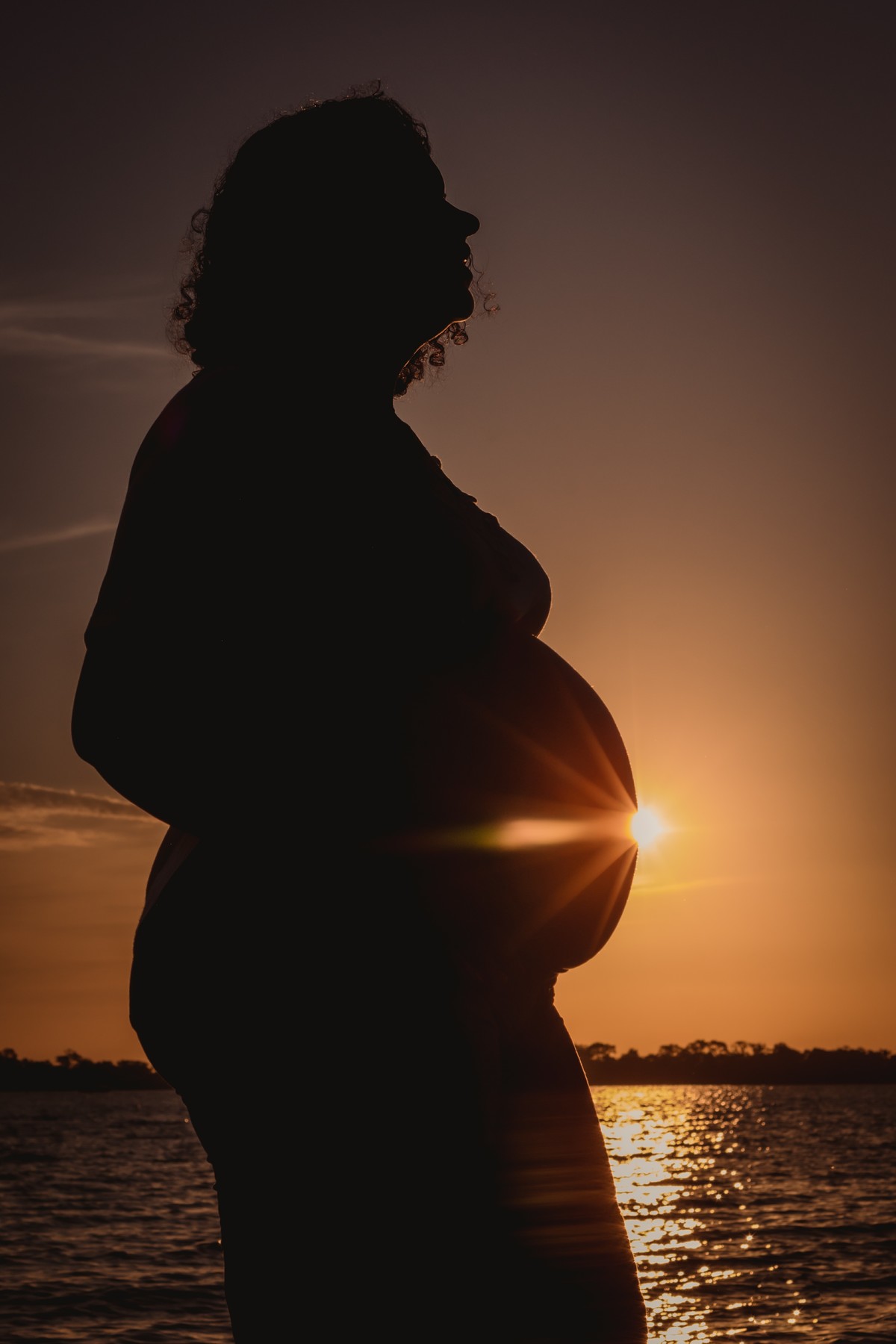 fotografo profissional em sao leopoldo sao leo gestante em porto alegre poa silhueta com sol saindo da barriga baby