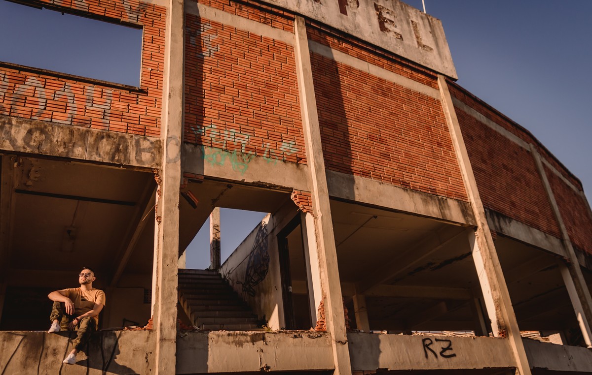 fotógrafo profissional em são leopoldo ensaio individual book pessoal camisa emaus emaús local abandonado fábrica abandonada book masculino estilo homem masculino ideias de ensaio fotografia autoral olhar para o horizonte com infinitas possibilidades