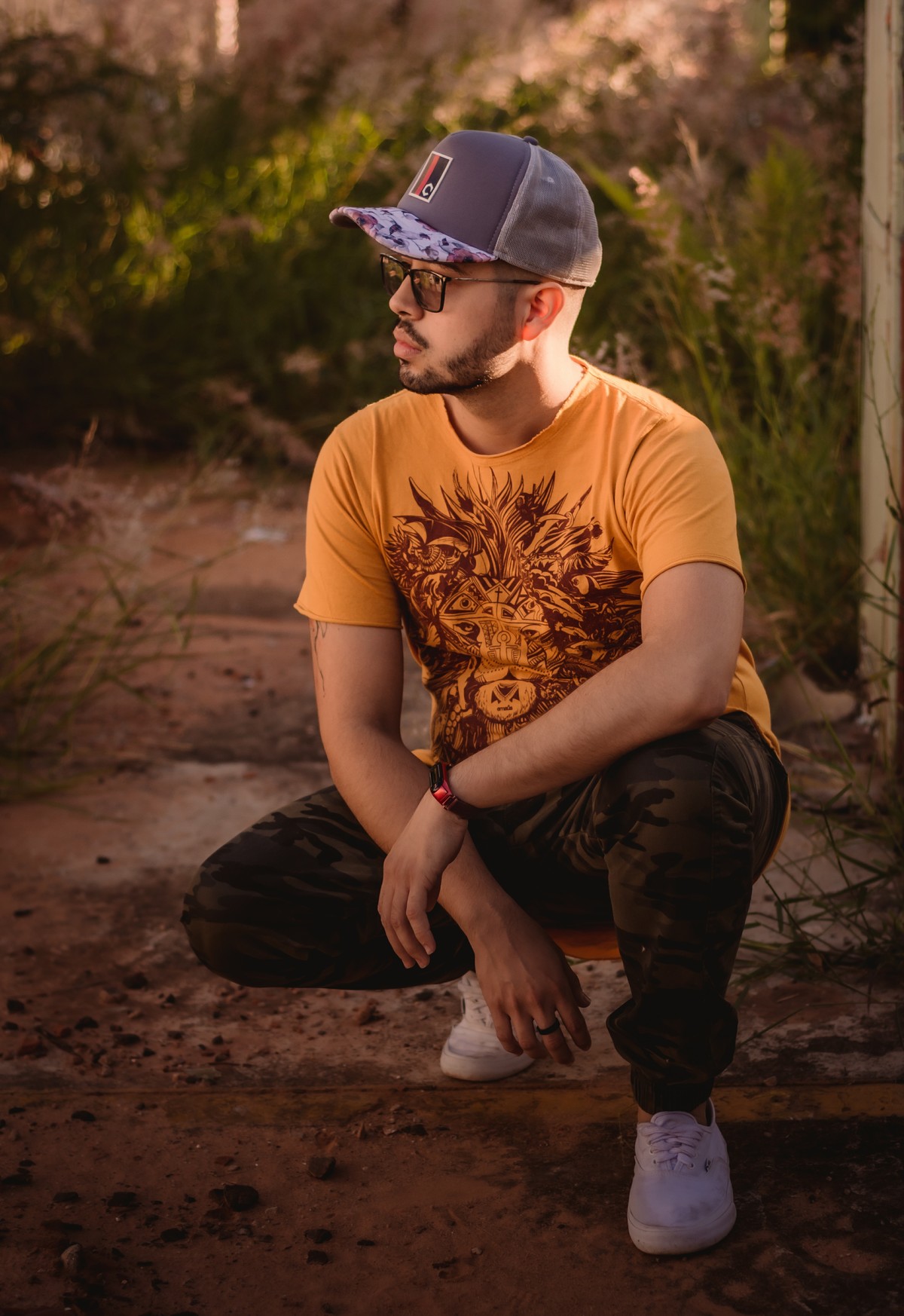 fotógrafo profissional em são leopoldo ensaio individual book pessoal camisa emaus emaús local abandonado fábrica abandonada book masculino estilo homem masculino ideias de ensaio fotografia autoral boné sol e calça camuflada