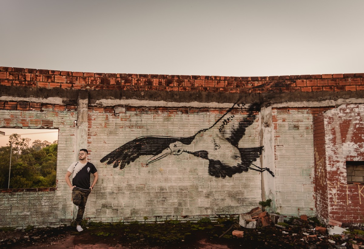 fotógrafo profissional em são leopoldo ensaio individual book pessoal camisa emaus emaús local abandonado fábrica abandonada book masculino estilo homem masculino ideias de ensaio fotografia autoral garça desenhada