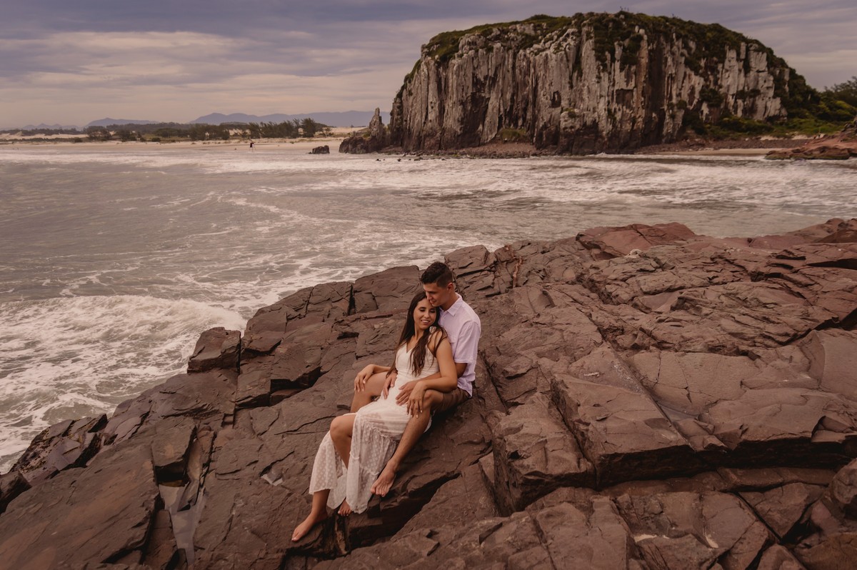 fotografo profissional de casamento em sao leopoldo fotografia autoral e diferente na praia de torres fotos de casal pre wedding vestido noivos noivinha mar torres praia areia morro escada ondas abraço nas pedras 