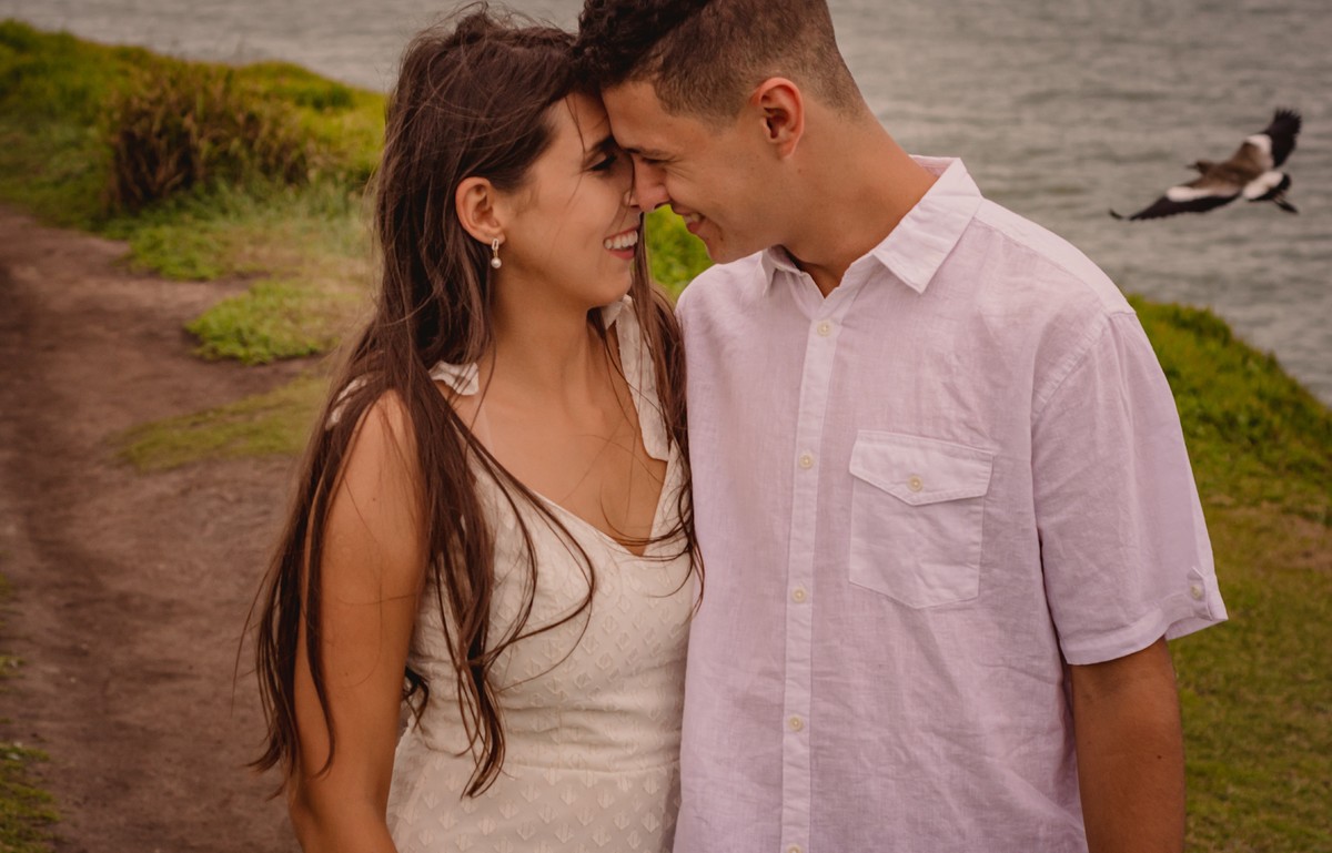 fotografo profissional de casamento em sao leopoldo fotografia autoral e diferente na praia de torres fotos de casal pre wedding vestido noivos noivinha mar torres praia areia morro escada ondas quero-quero 