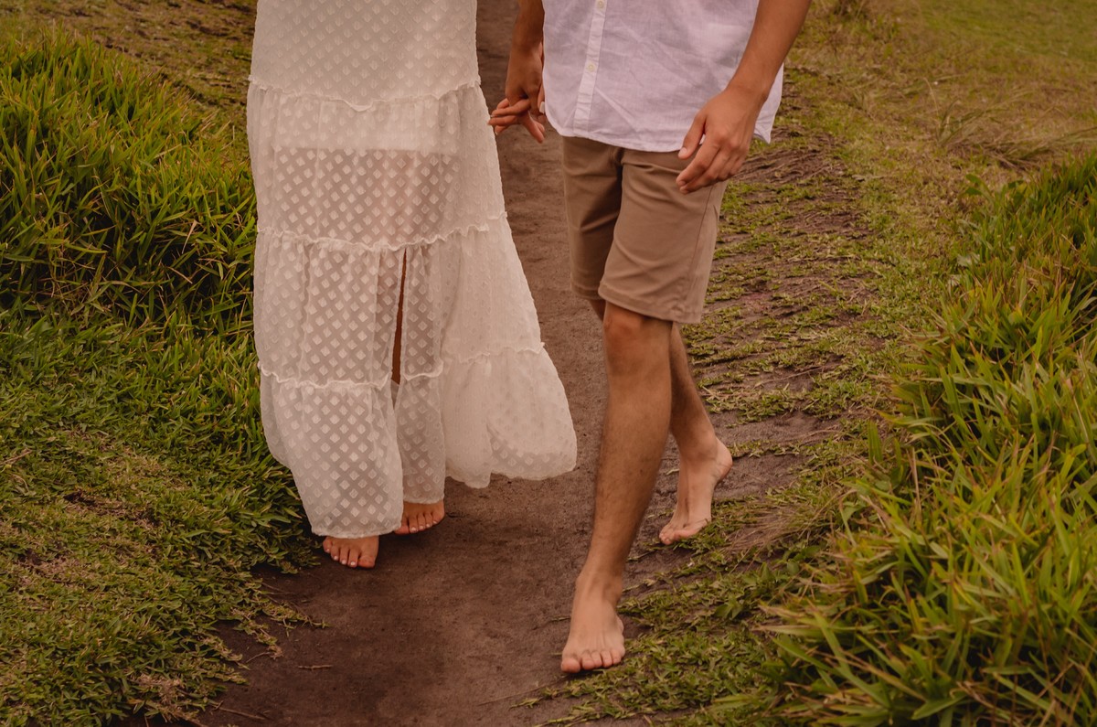 fotografo profissional de casamento em sao leopoldo fotografia autoral e diferente na praia de torres fotos de casal pre wedding vestido noivos noivinha mar torres praia areia morro escada ondas foto dos pés no caminho 