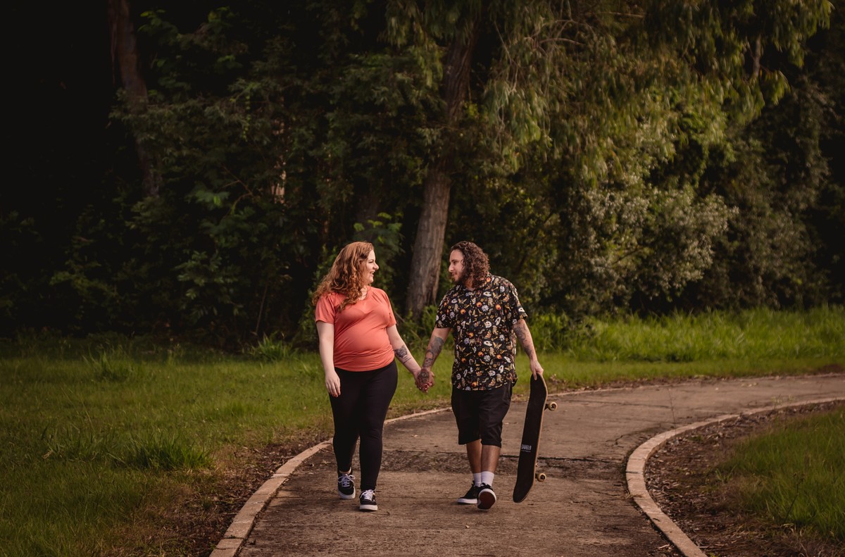 fotografo profissional de gestante em sao leopoldo fotos diferentes de gestacao fotografias autorais e criativas com skate sk8 parque0 do trabalhador sao leopoldo casal com skate  