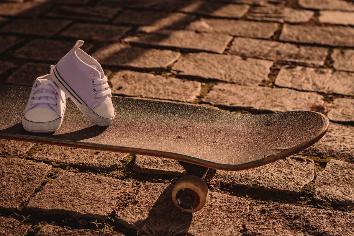fotografo profissional de gestante em sao leopoldo fotos diferentes de gestacao fotografias autorais e criativas com skate sk8 parque0 do trabalhador sao leopoldo sapatinho all star branco no skate