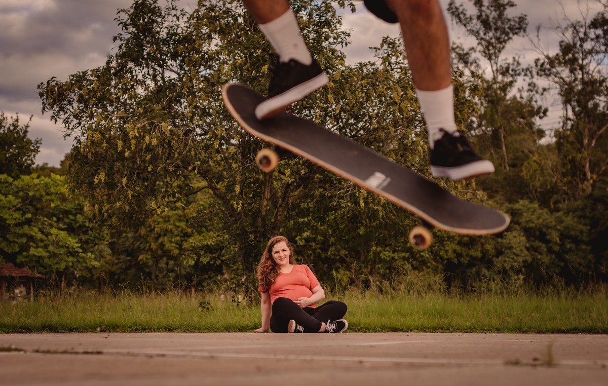 fotografo profissional de gestante em sao leopoldo fotos diferentes de gestacao fotografias autorais e criativas com skate sk8 parque0 do trabalhador sao leopoldo ollie 