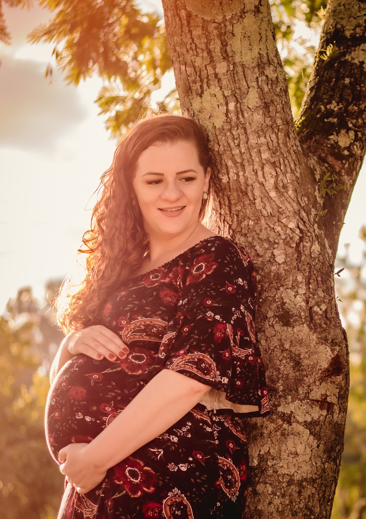 fotografo profissional de gestante em sao leopoldo fotos diferentes de gestacao fotografias autorais e criativas com skate sk8 parque0 do trabalhador sao leopoldo sol mae escorada na arvore 