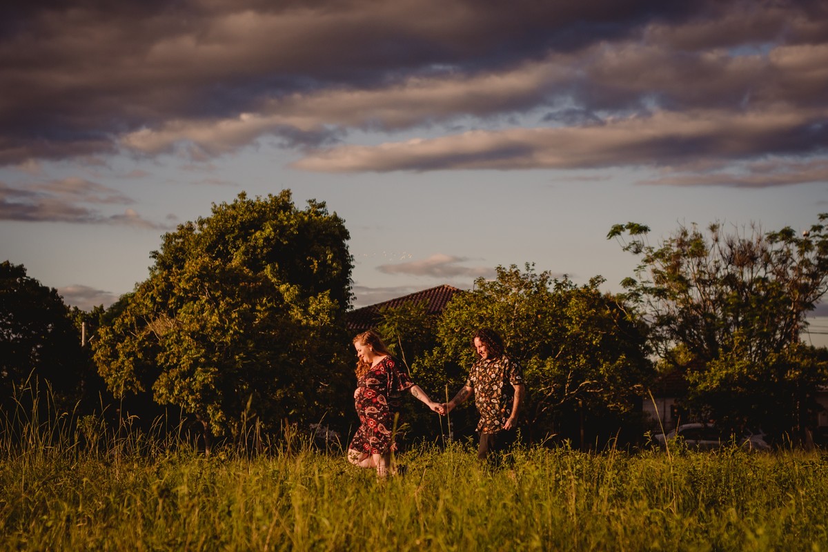 fotografo profissional de gestante em sao leopoldo fotos diferentes de gestacao fotografias autorais e criativas com skate sk8 parque0 do trabalhador sao leopoldo caminhando no mato 
