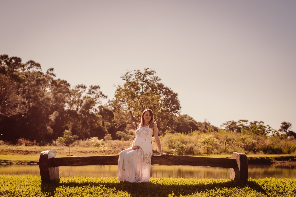 fotografo profissional da cidade de sao leopoldo fotografias verdadeiras e autorais fotos ensaio externo de gestante ensaio gestacional dia ensolarado parque lago cervejaria quera picada cafe rs mamae no banco