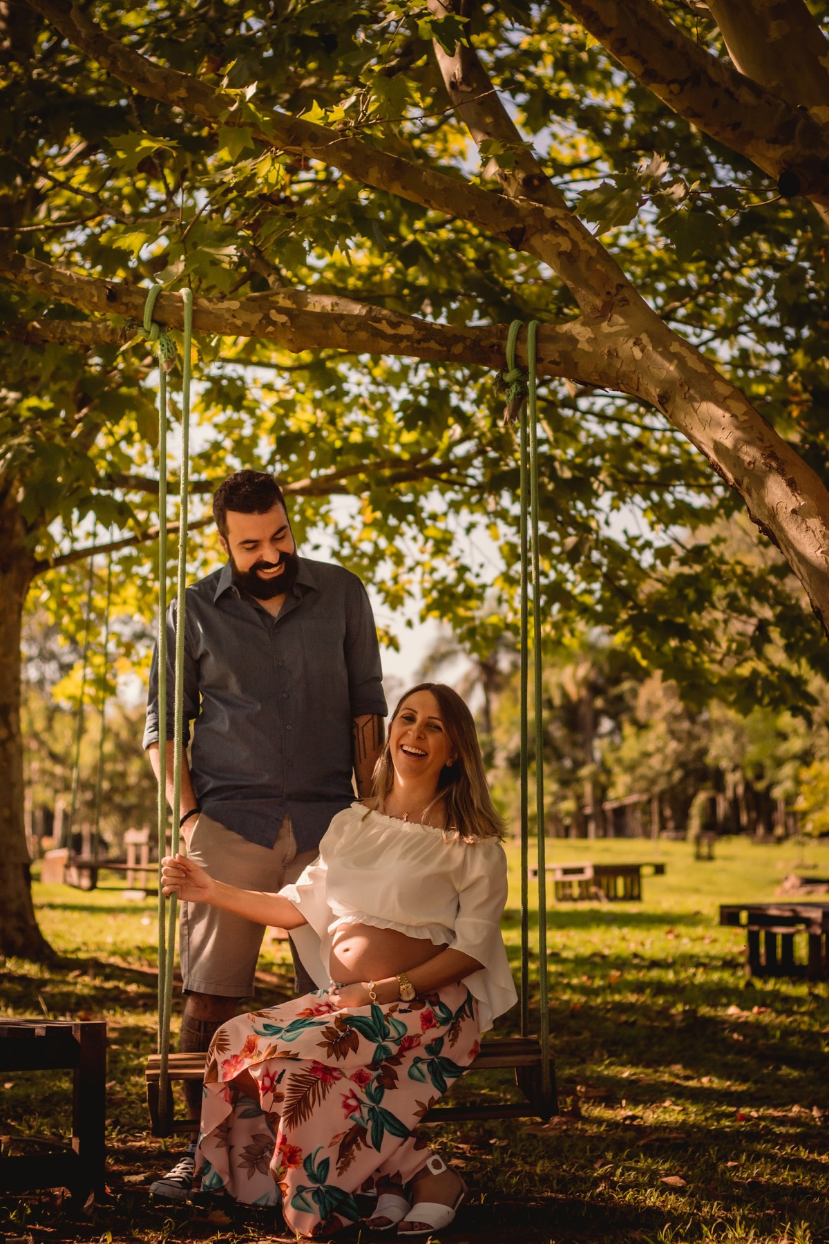 fotografo profissional da cidade de sao leopoldo fotografias verdadeiras e autorais fotos ensaio externo de gestante ensaio gestacional dia ensolarado parque lago cervejaria quera picada cafe rs balanço