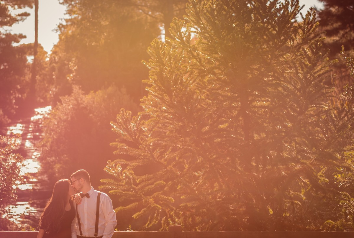 ester jonatas fotografo profissional em sao leopoldo fotografia autoral em sao francisco de paula sao chico serra gaucha fotos no outono inverno frio sol lago sao bernardo pre wedding casal cristao casal boeira foto beijo