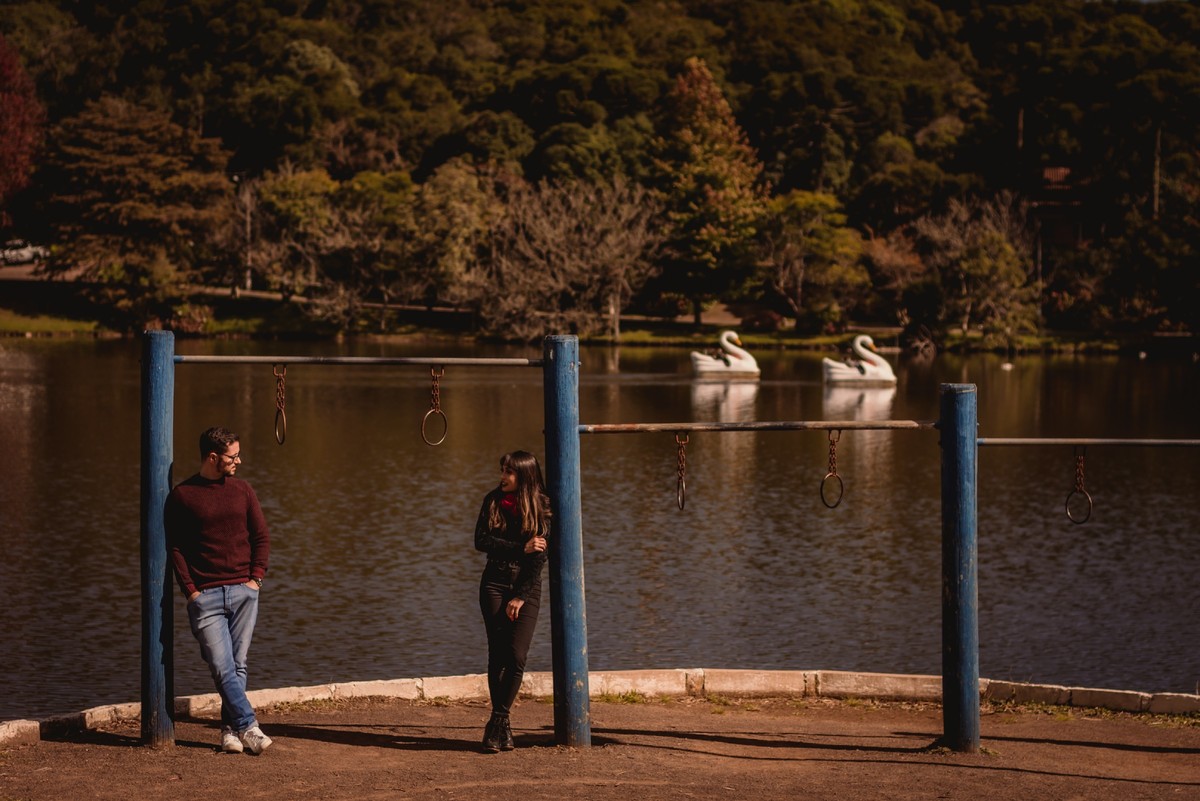 ester jonatas fotografo profissional em sao leopoldo fotografia autoral em sao francisco de paula sao chico serra gaucha fotos no outono inverno frio sol lago sao bernardo pre wedding casal cristao casal boeira foto quando pedalinhos se encaixam