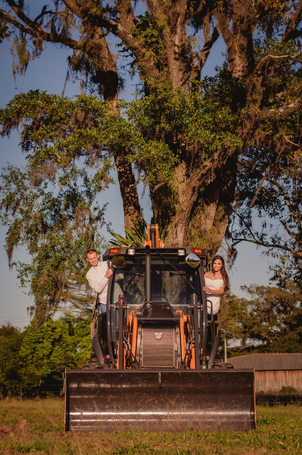 fotografo de casamento em sao leopoldo fotografia profissional de pre wedding sao francisco de paula rs fotos autoria lago sao bernardo retroescavadeira retro escavadeira noiva noivo casal 