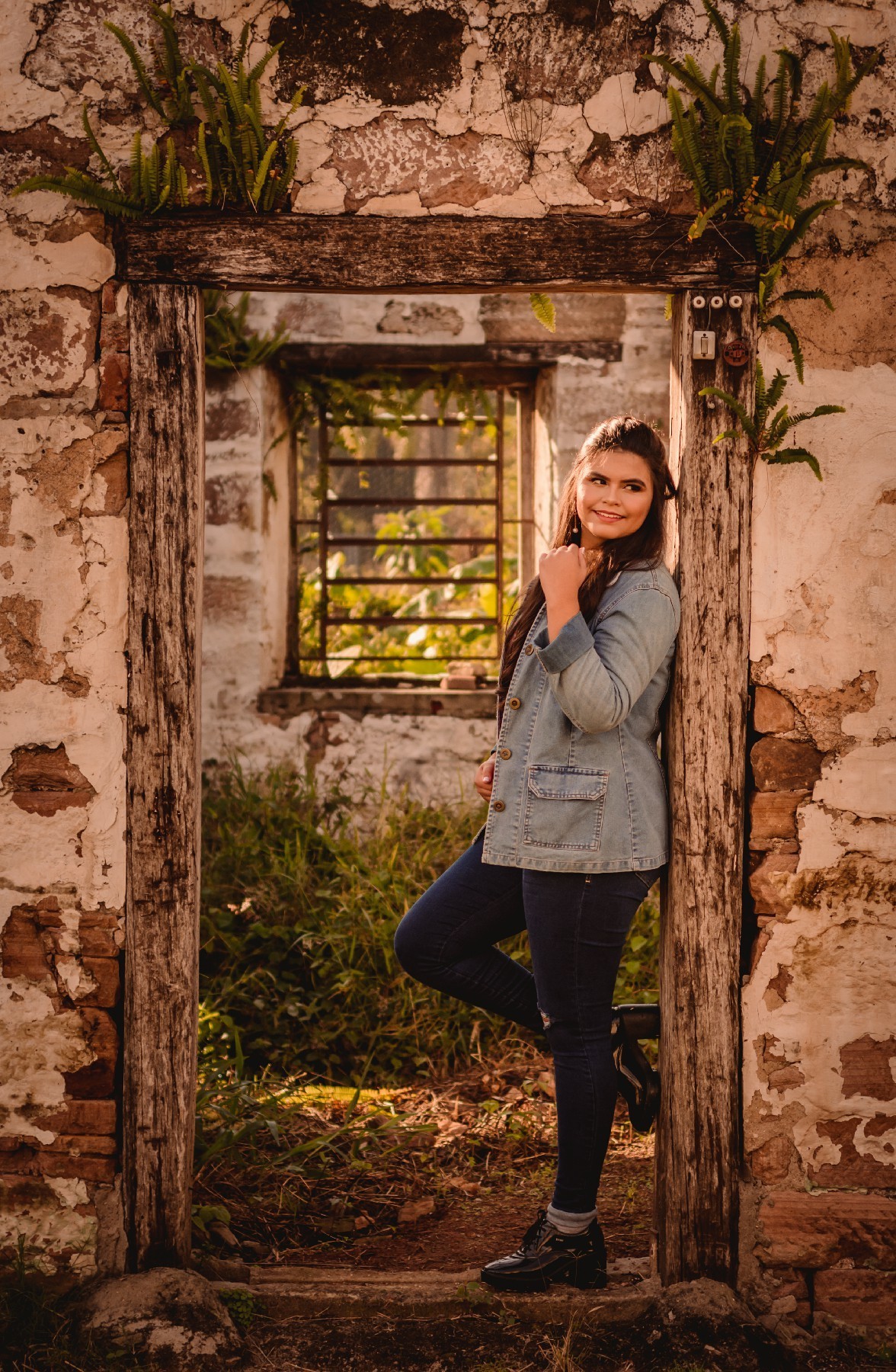fotografia de debutante criativa em dois irmaos rs fotografo profissional de debutante 15 anos em sao leopoldo dia ensolarado serra gaucha rs moinho collet maria eduarda souza escorada na porta 