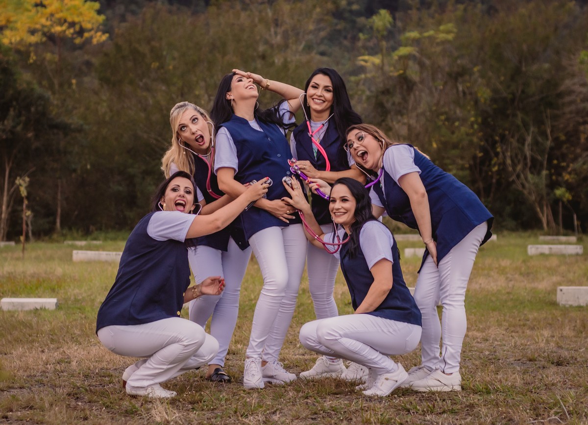 graduacao unopar enfermagem fotografo profissional de formatura em sao leopoldo foto de formatura enfermagem em ivoti fumaca colorida e toga capelo unopar graduacao amigas colegas formandas love casalboeira