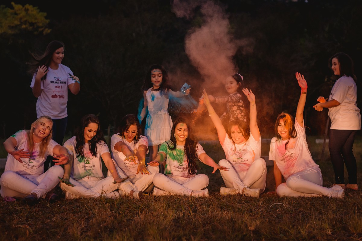graduacao unopar enfermagem fotografo profissional de formatura em sao leopoldo foto de formatura enfermagem em ivoti fumaca colorida e toga capelo unopar graduacao amigas colegas formandas love casalboeira