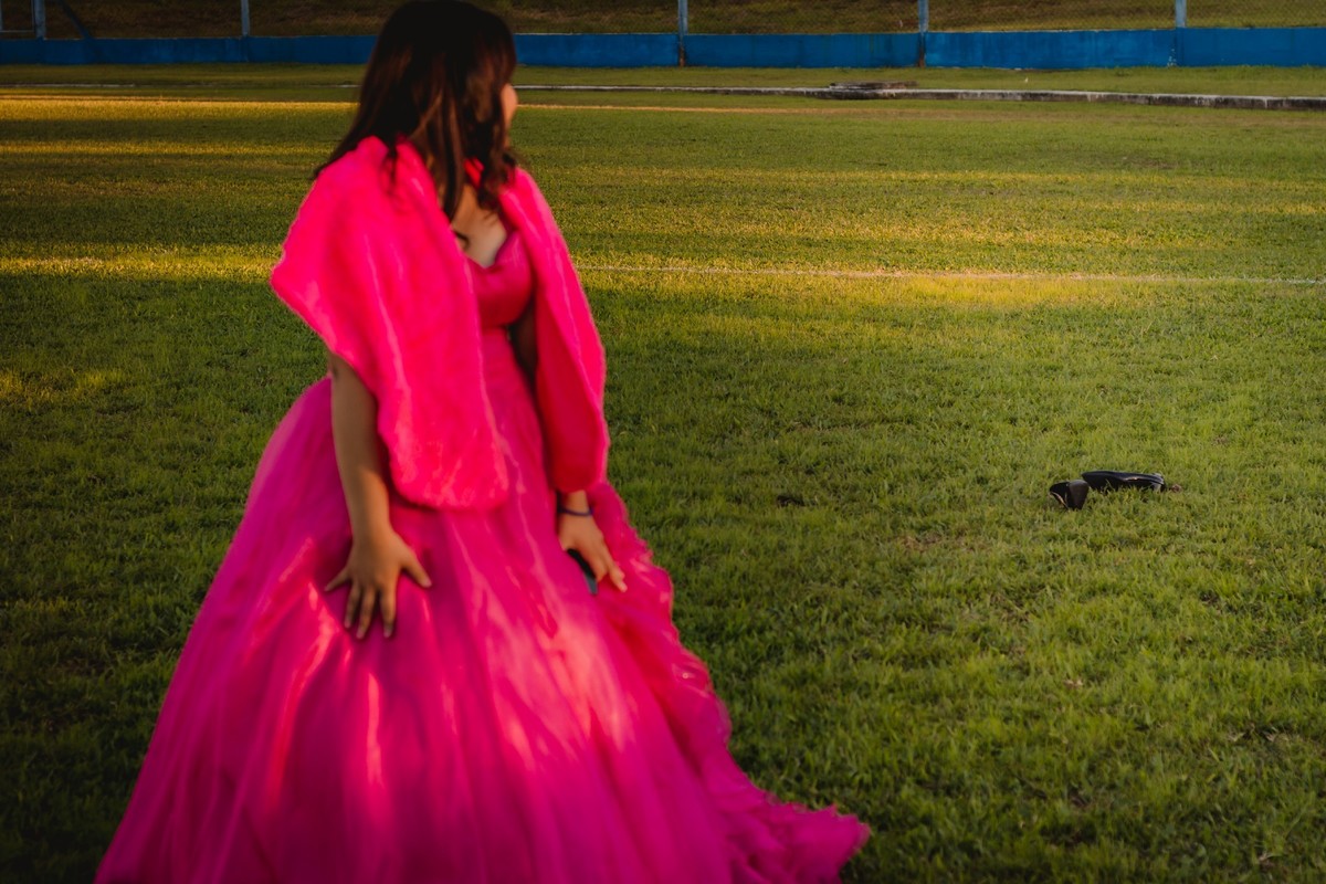 fotografo de debutante em sao leopoldo fotos em campo de futebol 15 anos vestido rosa pink debutante linda aimoré sport club projeto fotos de familia sonho de debutante por do sol casal boeira fotografia deixa o sapato aí