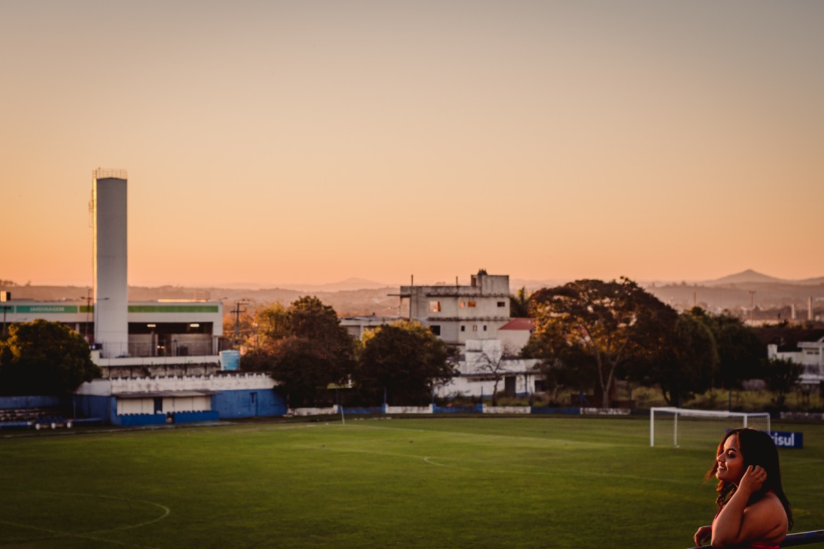fotografo de debutante em sao leopoldo fotos em campo de futebol 15 anos vestido rosa pink debutante linda aimoré sport club projeto fotos de familia sonho de debutante por do sol casal boeira fotografia dá para ver a cidade daí?
