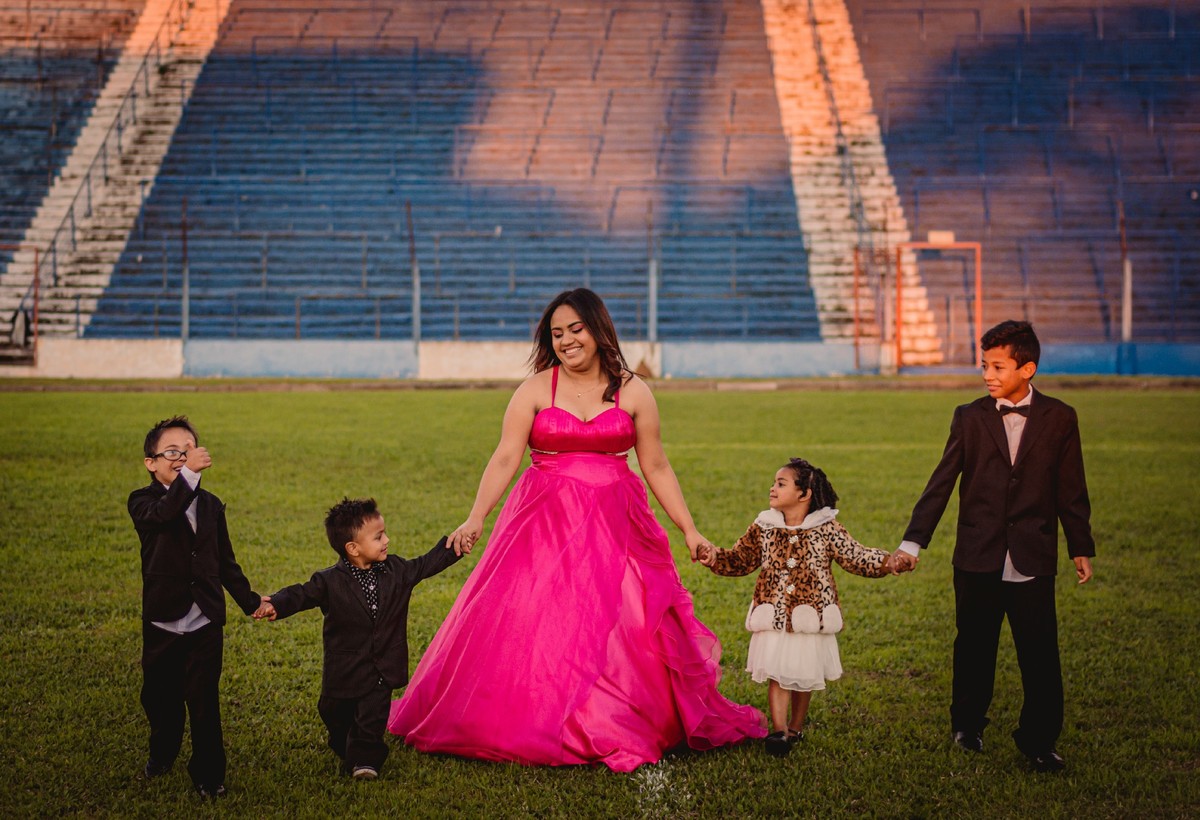 fotografo de debutante em sao leopoldo fotos em campo de futebol 15 anos vestido rosa pink debutante linda aimoré sport club projeto fotos de familia sonho de debutante por do sol casal boeira fotografia os quatro irmãos