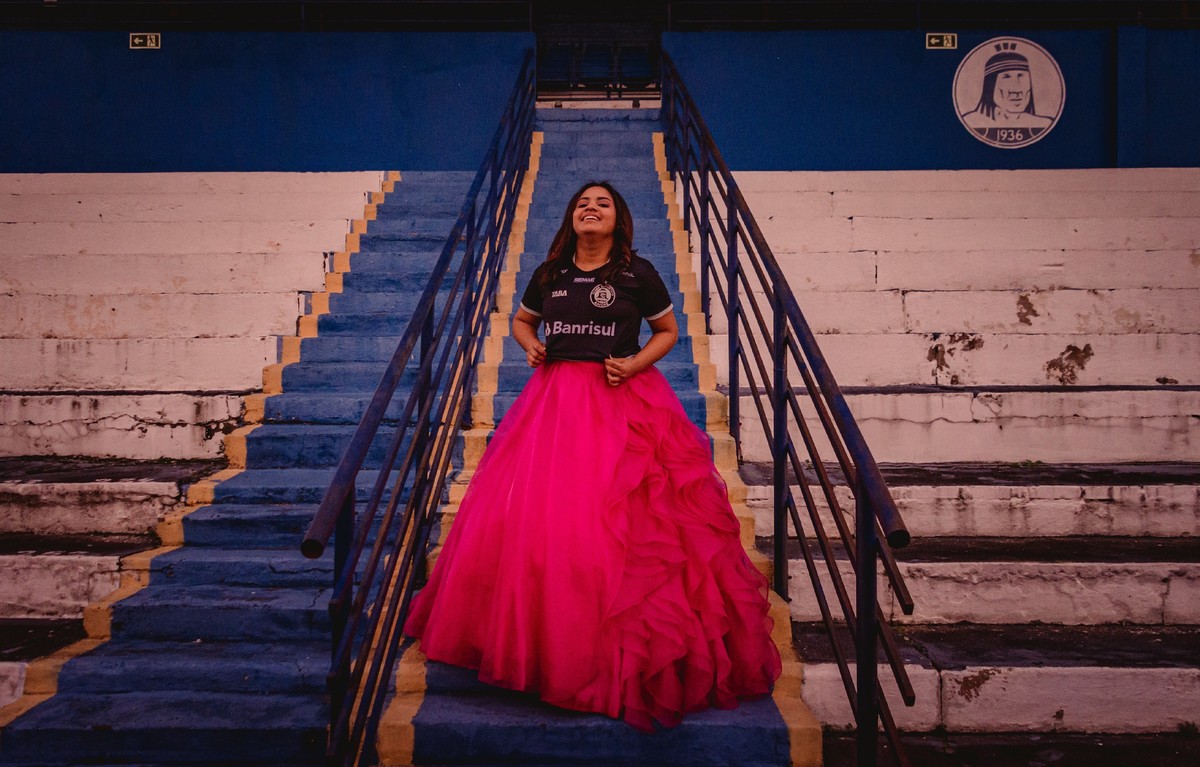 fotografo de debutante em sao leopoldo fotos em campo de futebol 15 anos vestido rosa pink debutante linda aimoré sport club projeto fotos de familia sonho de debutante por do sol casal boeira fotografia torcedora fanática do Aimoré