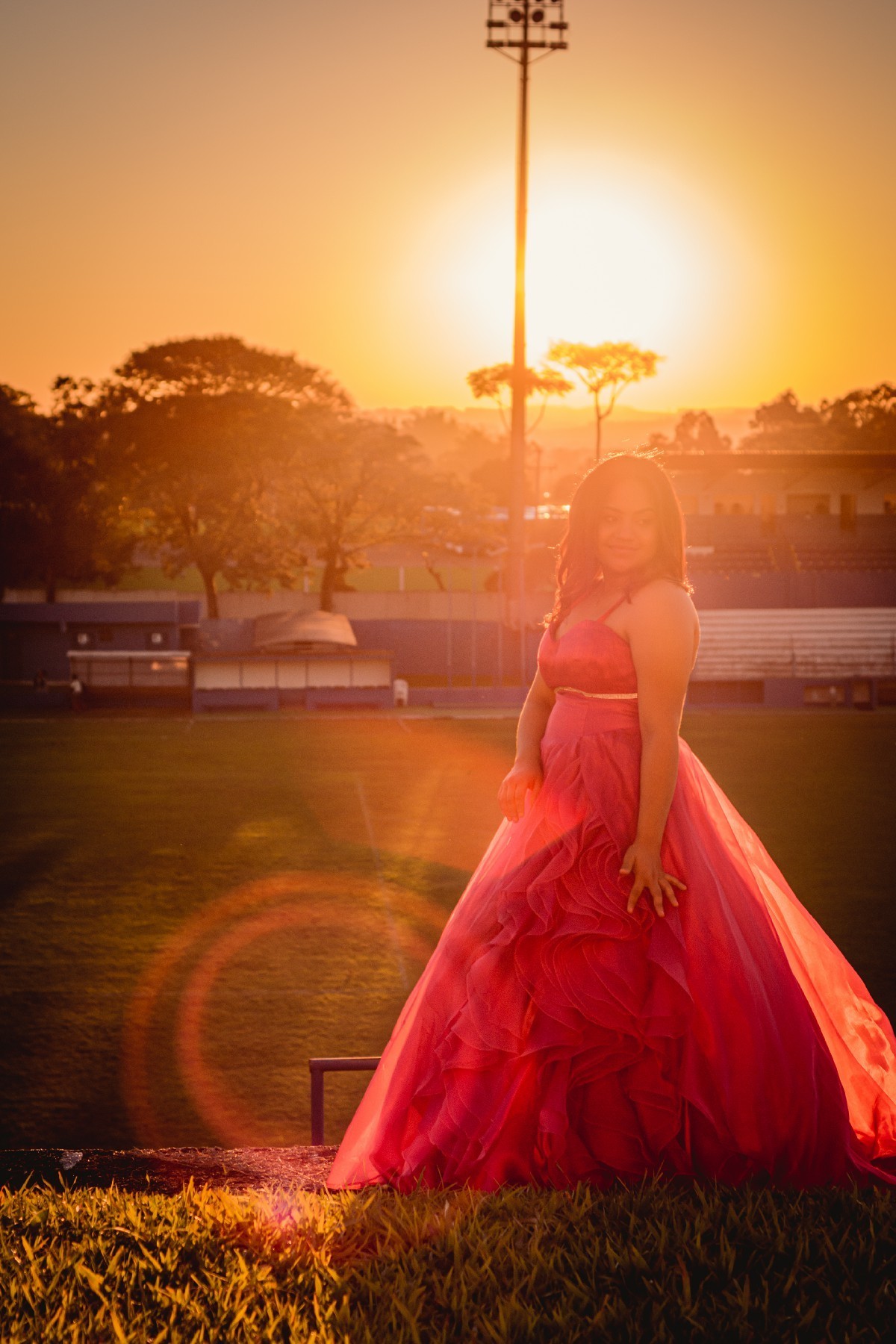fotografo de debutante em sao leopoldo fotos em campo de futebol 15 anos vestido rosa pink debutante linda aimoré sport club projeto fotos de familia sonho de debutante por do sol casal boeira fotografia contra luz