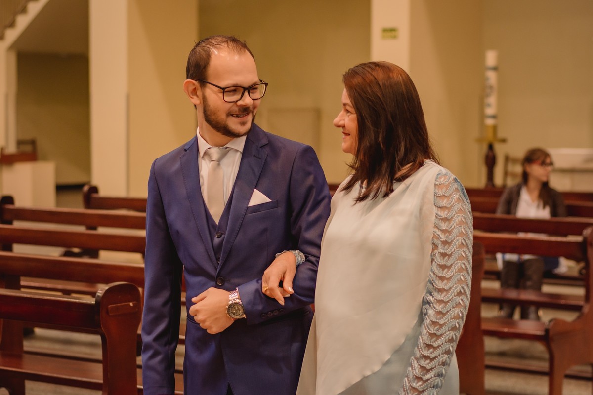 fotografo de casamento em sao leopoldo fotografia de wedding igreja scharlau sao leo tutti frutti casa de festas casorio samuel e nathalia venancio noivos ele ela fotografia autoral entrando na igreja com a mãe