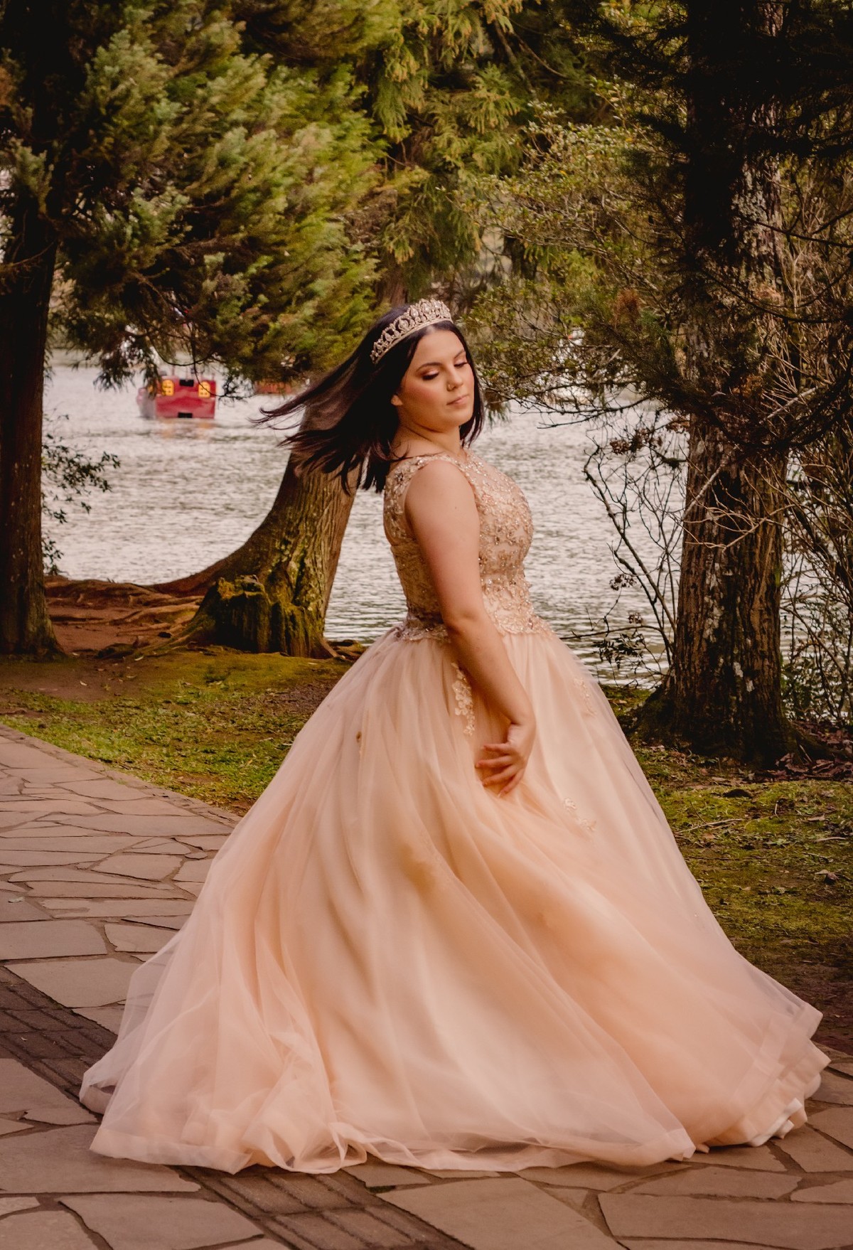 manuela marques fotografia autoral na serra gaucha rs fotos criativas em gramado fotografo de debutante 15 anos em sao leopoldo sao leo vestido de debutante linda vestido cor pessego salmao casal boeira fotografia barco pirata lago negro